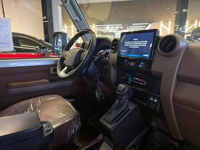 جديدة Toyota Land Cruiser 70 Series 70 Series Facelift 2، 4.0 لتر، 2026 في الإمارات، دبي من GE Motors، اللون فضي. مواصفات الخليج | AUTO.AE | إعلان #295577 — صورة 13 من 14