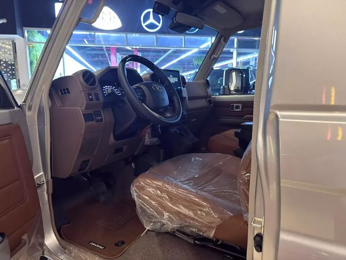 جديدة Toyota Land Cruiser 70 Series 70 Series Facelift 2، 4.0 لتر، 2026 في الإمارات، دبي من GE Motors، اللون فضي. مواصفات الخليج | AUTO.AE | إعلان #295577 — صورة 14 من 14