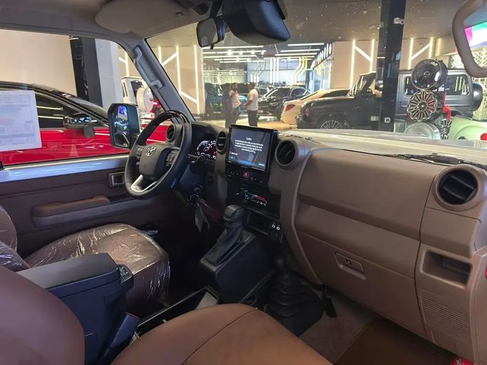 جديدة Toyota Land Cruiser 70 Series 70 Series Facelift 2، 4.0 لتر، 2026 في الإمارات، دبي من GE Motors، اللون فضي. مواصفات الخليج | AUTO.AE | إعلان #295577 — صورة 10 من 14