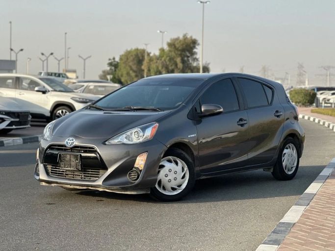 مستعملة Toyota Prius c I, 1.5 l, 2015 في في دبي من GHAZNI MOTORS، اللون رمادي. المواصفات الأمريكية | AUTO.AE