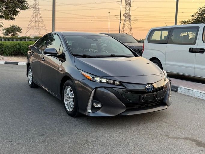 مستعملة Toyota Prius شد الوجه IV (XW50), 1.8 l, 2020 في في دبي من Shamshad Motors FZCO، اللون رمادي. المواصفات الكندية | AUTO.AE