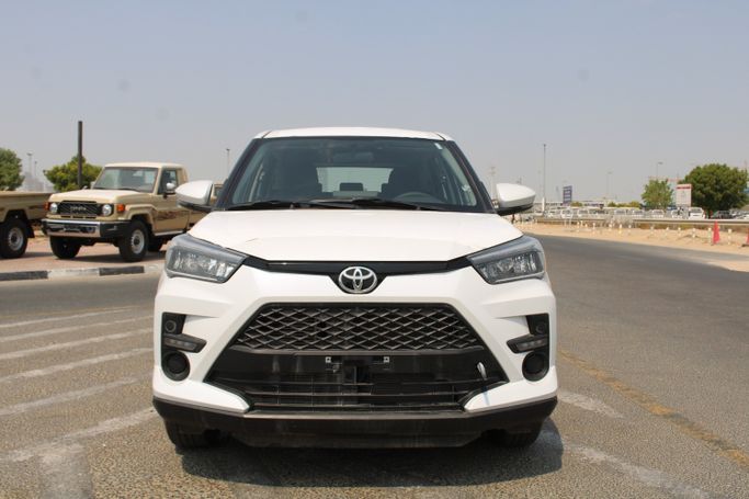 جديدة ⁦Toyota Raize I، 1.0 l، 2025⁩ في في الإمارات, دبي، اللون أبيض. مواصفات الخليج | AUTO.AE | إعلان #286449