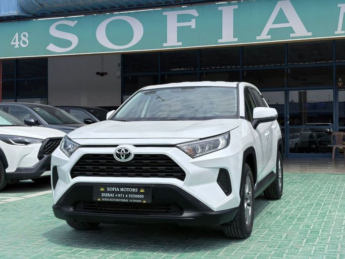 Подержанный Toyota RAV4 V (XA50), 2.5 л, 2023 в Дубае от Philippine Used Cars Showroom Белый цвет. GCC | AUTO.AE
