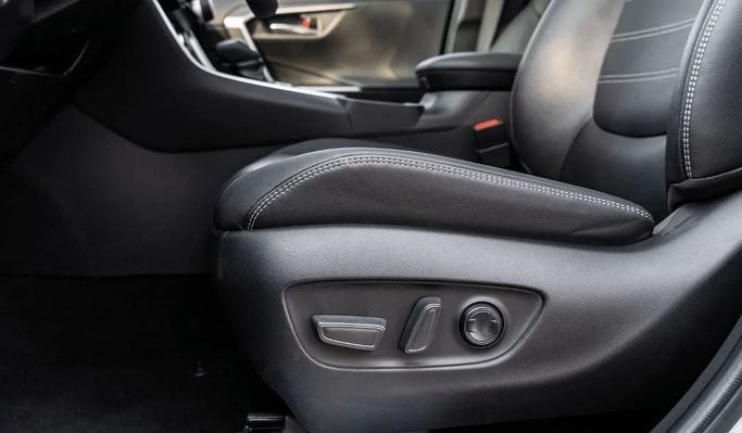 New Toyota RAV4 V (XA50), 2.5 l, 2024 in Dubai by Altass Motors, White color. Other | AUTO.AE