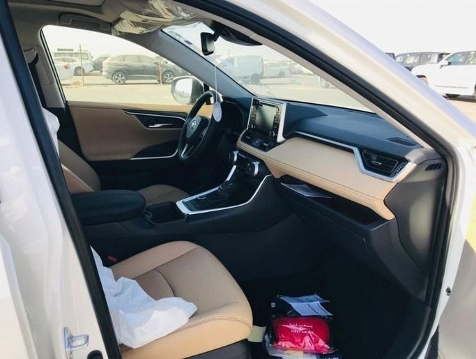 Новый Toyota RAV4 V (XA50), 2.5 л, 2024 в Дубае от Mohamed Hakim Motors Белый цвет. GCC | AUTO.AE