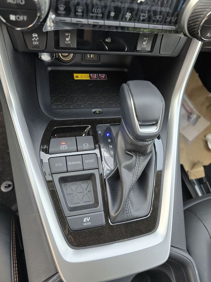 New Toyota RAV4 V (XA50), 2.5 l, 2025 in Dubai by Mohamed Hakim Motors, White color. Other | AUTO.AE