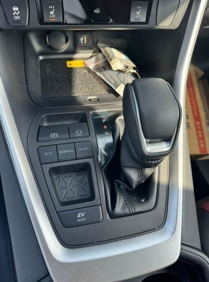 Новый Toyota RAV4 V (XA50), 2.5 л, 2023 в Дубае от Mohamed Hakim Motors Серебристый цвет. Other | AUTO.AE