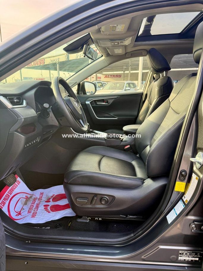 Подержанный Toyota RAV4 V (XA50), 2.5 л, 2020 в Дубае от Alhamd Motors Серый цвет. Other | AUTO.AE