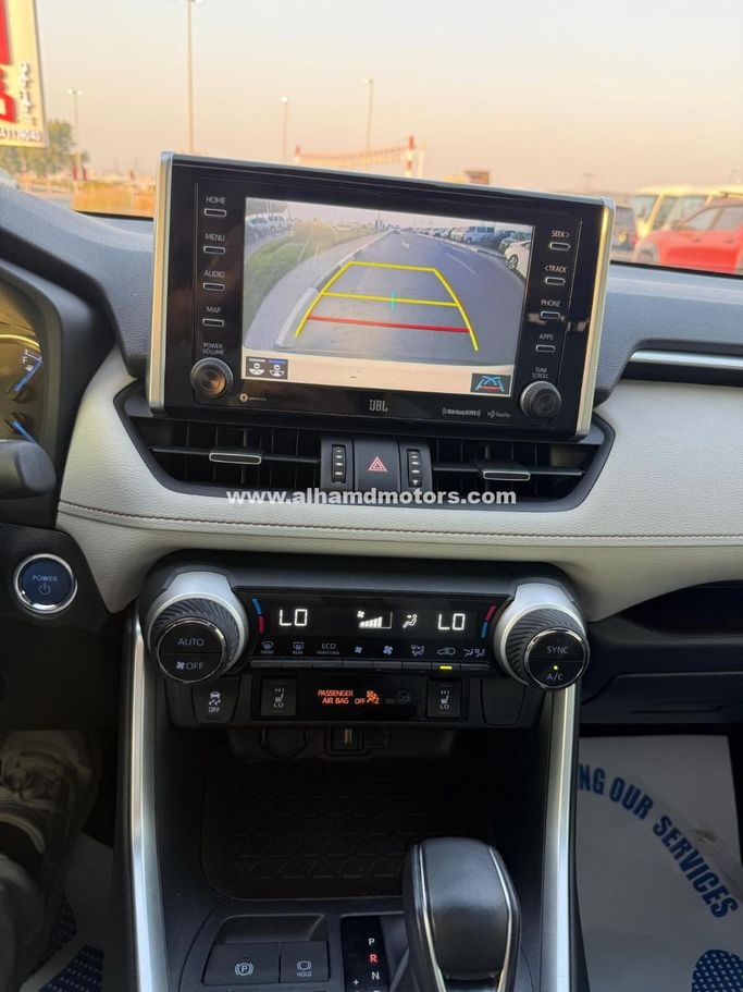 Подержанный Toyota RAV4 V (XA50), 2.5 л, 2020 в Дубае от Alhamd Motors Белый цвет. GCC | AUTO.AE