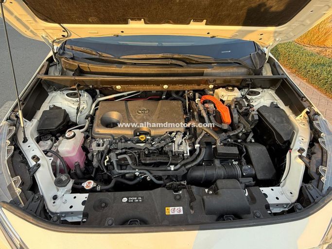Подержанный Toyota RAV4 V (XA50), 2.5 л, 2020 в Дубае от Alhamd Motors Белый цвет. GCC | AUTO.AE
