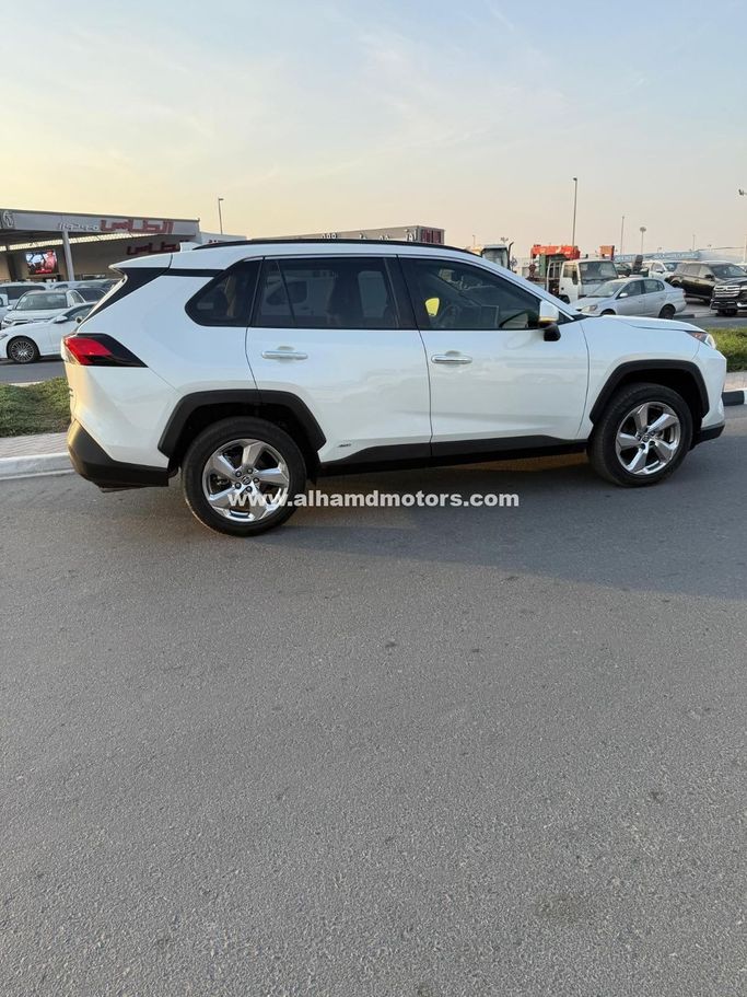 Подержанный Toyota RAV4 V (XA50), 2.5 л, 2020 в Дубае от Alhamd Motors Белый цвет. GCC | AUTO.AE