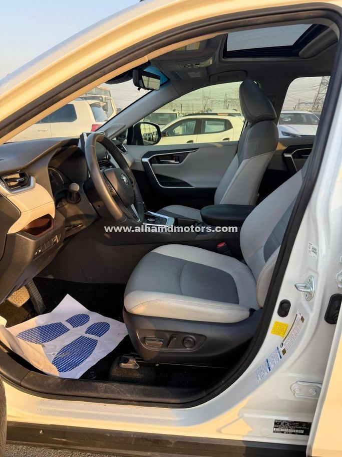 Подержанный Toyota RAV4 V (XA50), 2.5 л, 2020 в Дубае от Alhamd Motors Белый цвет. GCC | AUTO.AE
