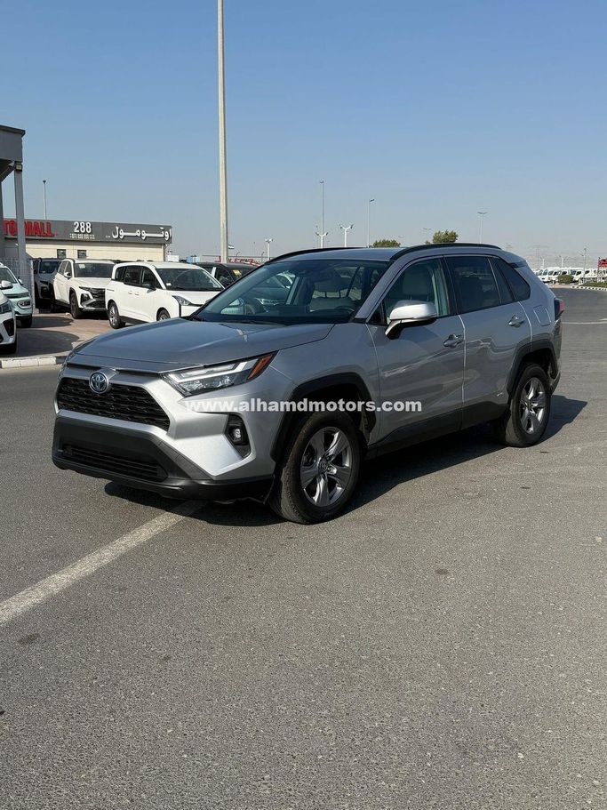 Used Toyota RAV4 V (XA50), 2.5 l, 2022 in Dubai by Alhamd Motors, Silver color. American Specs | AUTO.AE
