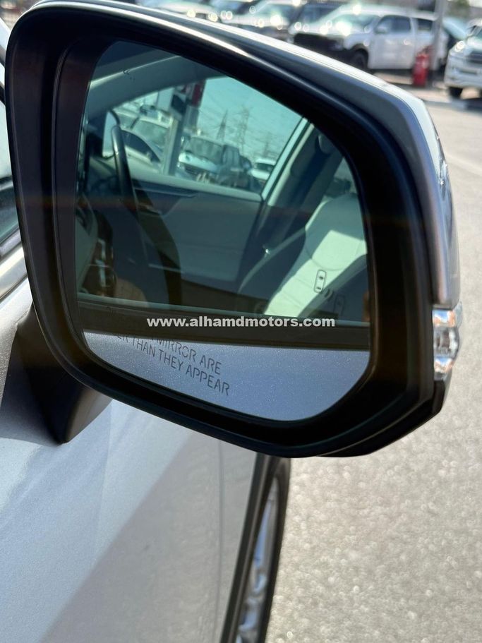 Used Toyota RAV4 V (XA50), 2.5 l, 2022 in Dubai by Alhamd Motors, Silver color. American Specs | AUTO.AE