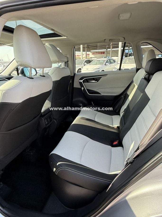 Used Toyota RAV4 V (XA50), 2.5 l, 2022 in Dubai by Alhamd Motors, Silver color. American Specs | AUTO.AE