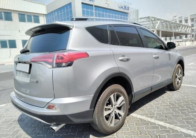 Used Toyota RAV4 IV (XA40) Facelift, 2.5 l, 2018 in Dubai by Alhamd Motors, Silver color. GCC Specs | AUTO.AE