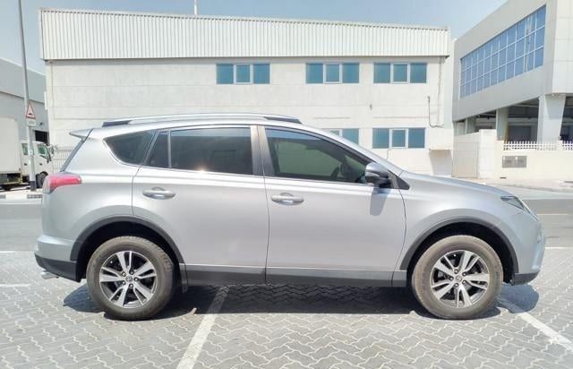 Used Toyota RAV4 IV (XA40) Facelift, 2.5 l, 2018 in Dubai by Alhamd Motors, Silver color. GCC Specs | AUTO.AE