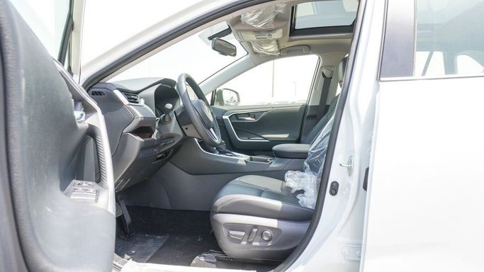 Новый Toyota RAV4 VI (XA60), 2.5 л, 2025 в Дубае от Najem Motors Белый цвет. GCC | AUTO.AE