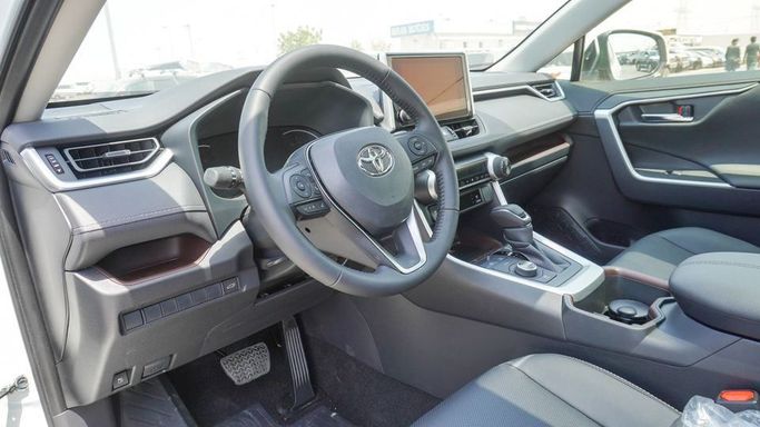 Новый Toyota RAV4 VI (XA60), 2.5 л, 2025 в Дубае от Najem Motors Белый цвет. GCC | AUTO.AE