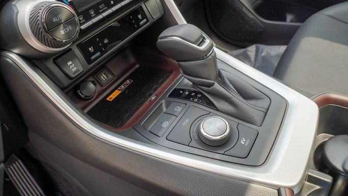 Новый Toyota RAV4 VI (XA60), 2.5 л, 2025 в Дубае от Najem Motors Белый цвет. GCC | AUTO.AE