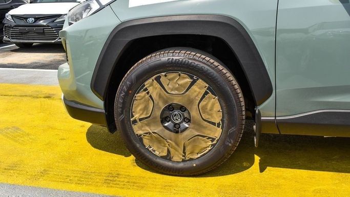 Новый Toyota RAV4 V (XA50), 2.5 л, 2023 в Дубае от Najem Motors Зеленый цвет. GCC | AUTO.AE