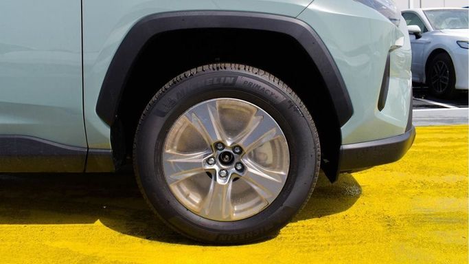 Новый Toyota RAV4 V (XA50), 2.5 л, 2023 в Дубае от Najem Motors Зеленый цвет. GCC | AUTO.AE