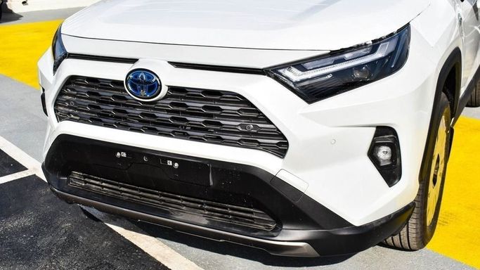 Новый Toyota RAV4 V (XA50), 2.5 л, 2023 в Дубае от Najem Motors Белый цвет. GCC | AUTO.AE