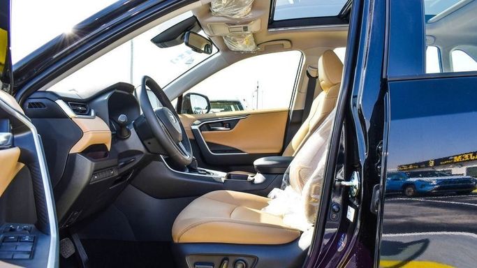 Новый Toyota RAV4 V (XA50), 2.5 л, 2023 в Дубае от Najem Motors Черный цвет. GCC | AUTO.AE