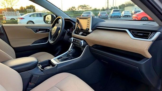 Подержанный Toyota RAV4 V (XA50), 2.5 л, 2019 в Дубае от Q Motors Серый цвет. GCC | AUTO.AE