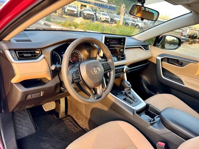 Подержанный Toyota RAV4 V (XA50), 2.5 л, 2020 в Дубае от Designo Cars Trading Бордовый цвет. GCC | AUTO.AE