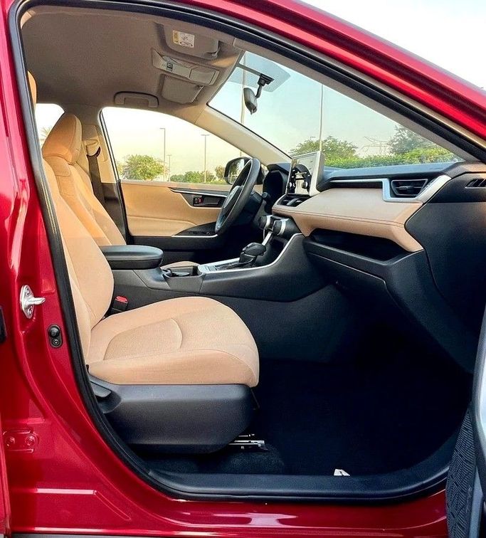 Подержанный Toyota RAV4 V (XA50), 2.5 л, 2020 в Дубае от Designo Cars Trading Бордовый цвет. GCC | AUTO.AE