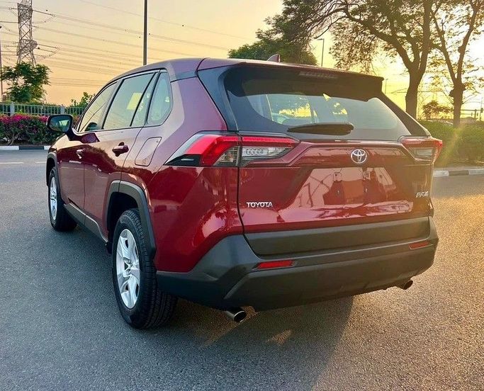 Подержанный Toyota RAV4 V (XA50), 2.5 л, 2020 в Дубае от Designo Cars Trading Бордовый цвет. GCC | AUTO.AE