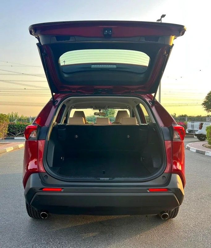 Подержанный Toyota RAV4 V (XA50), 2.5 л, 2020 в Дубае от Designo Cars Trading Бордовый цвет. GCC | AUTO.AE