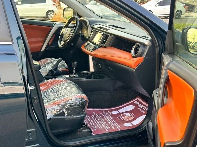 Подержанный Toyota RAV4 IV (XA40) Рестайлинг, 2.5 л, 2018 в Дубае от Lucky Star Motors Синий цвет. Американская | AUTO.AE