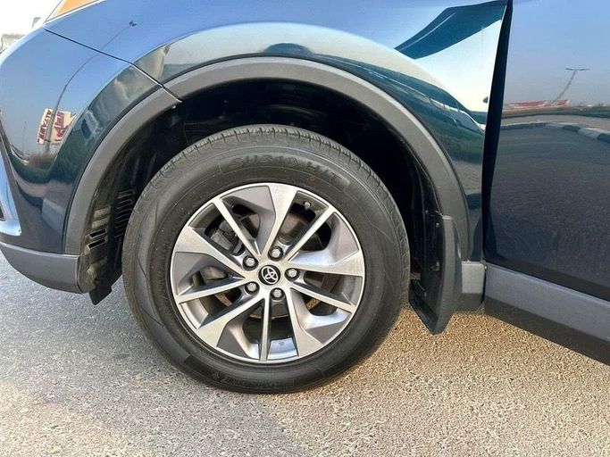 Подержанный Toyota RAV4 IV (XA40) Рестайлинг, 2.5 л, 2018 в Дубае от Lucky Star Motors Синий цвет. Американская | AUTO.AE