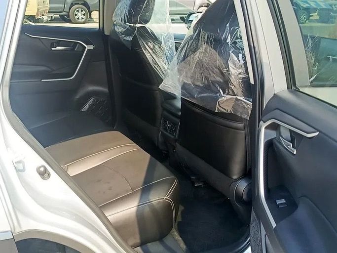 Подержанный Toyota RAV4 V (XA50), 2.5 л, 2021 в Дубае от Lucky Star Motors Серебристый цвет. Американская | AUTO.AE