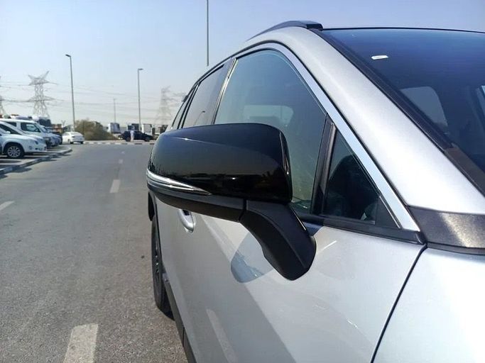 Подержанный Toyota RAV4 V (XA50), 2.5 л, 2021 в Дубае от Lucky Star Motors Серебристый цвет. Американская | AUTO.AE