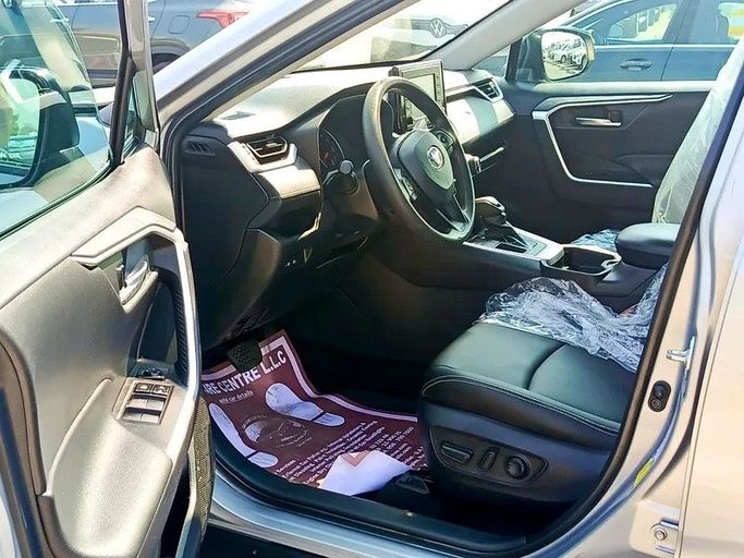 Подержанный Toyota RAV4 V (XA50), 2.5 л, 2021 в Дубае от Lucky Star Motors Серебристый цвет. Американская | AUTO.AE