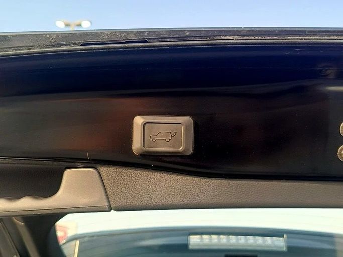 Подержанный Toyota RAV4 V (XA50), 2.5 л, 2023 в Дубае от Lucky Star Motors Черный цвет. Американская | AUTO.AE