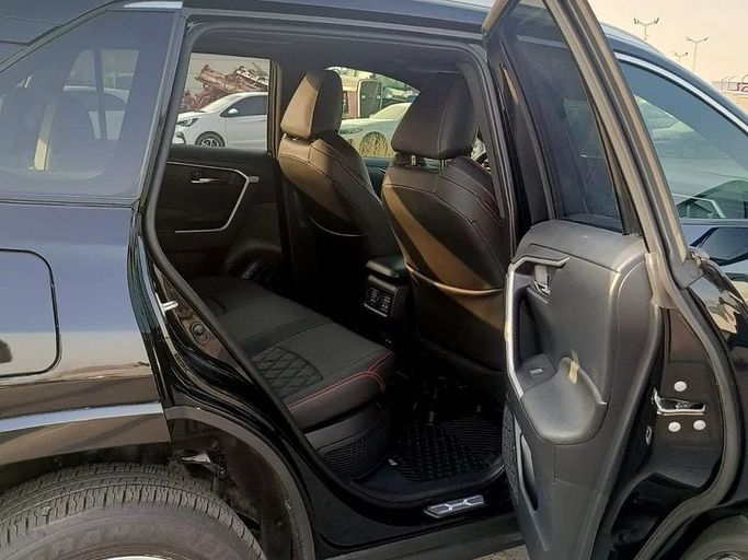 Подержанный Toyota RAV4 V (XA50), 2.5 л, 2023 в Дубае от Lucky Star Motors Черный цвет. Американская | AUTO.AE