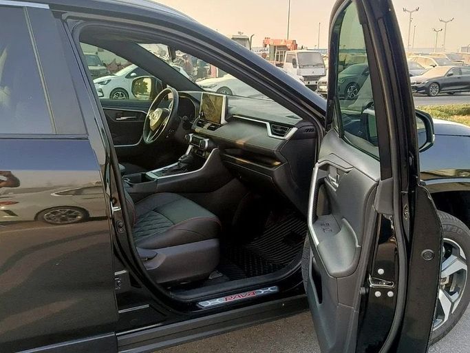 Подержанный Toyota RAV4 V (XA50), 2.5 л, 2023 в Дубае от Lucky Star Motors Черный цвет. Американская | AUTO.AE
