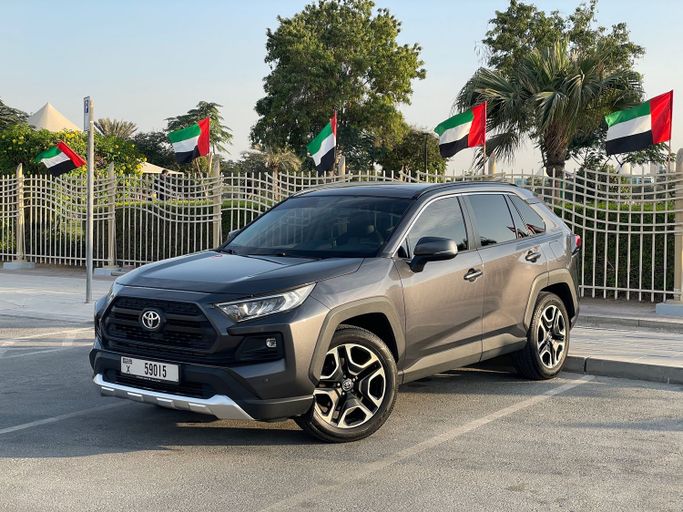 Подержанный Toyota RAV4 V (XA50), 2.5 л, 2021 в Дубае Серый цвет. GCC | AUTO.AE