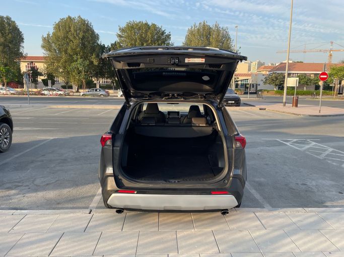 Подержанный Toyota RAV4 V (XA50), 2.5 л, 2021 в Дубае Серый цвет. GCC | AUTO.AE