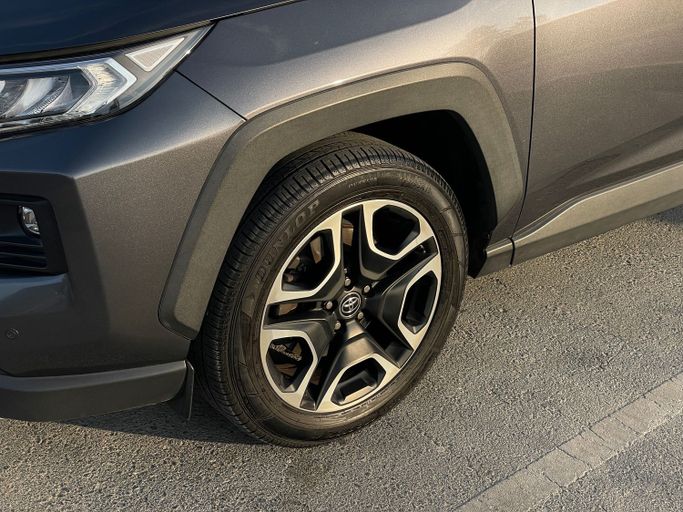 Подержанный Toyota RAV4 V (XA50), 2.5 л, 2021 в Дубае Серый цвет. GCC | AUTO.AE
