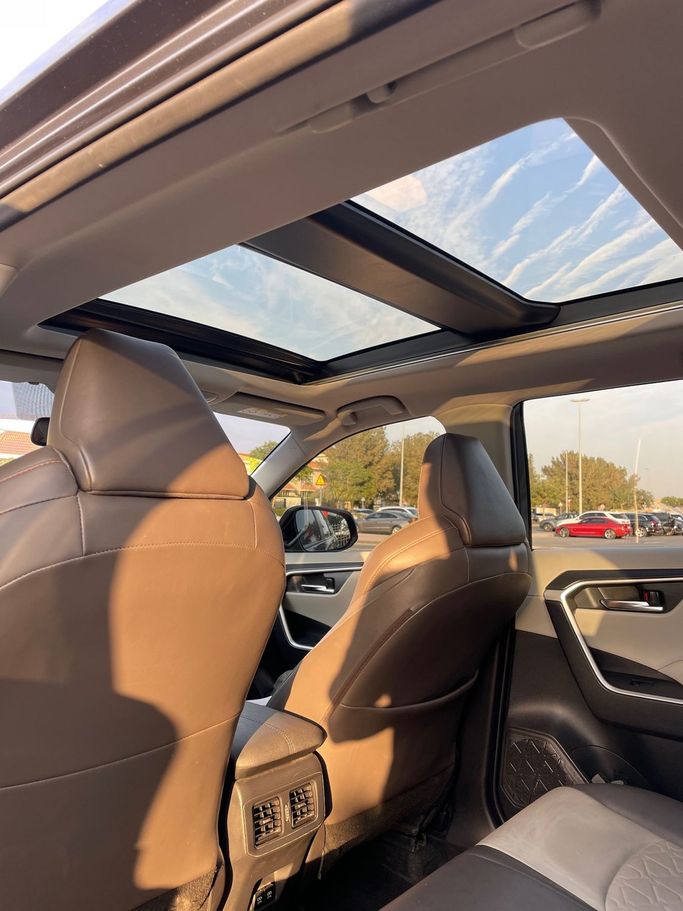 Подержанный Toyota RAV4 V (XA50), 2.5 л, 2021 в Дубае Серый цвет. GCC | AUTO.AE