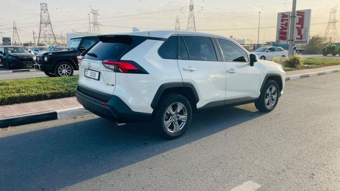 Подержанный Toyota RAV4 V (XA50), 2.5 л, 2023 в Дубае от Atlantis Motors FZE Белый цвет. GCC | AUTO.AE