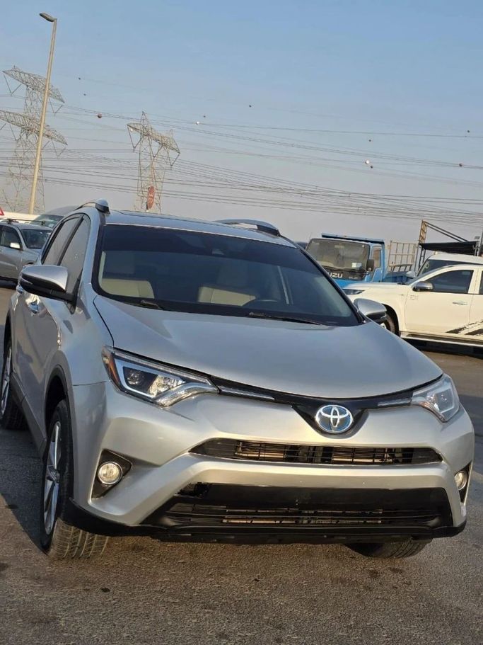 Подержанный Toyota RAV4 IV (XA40) Рестайлинг, 2.5 л, 2016 в Дубае от Global Motors Серебристый цвет. Американская | AUTO.AE