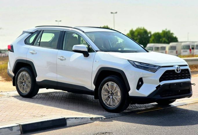 جديدة Toyota RAV4 V (XA50), 2.5 l, 2025 في في دبي من RAI MOTORS، اللون أبيض. مواصفات الخليج | AUTO.AE