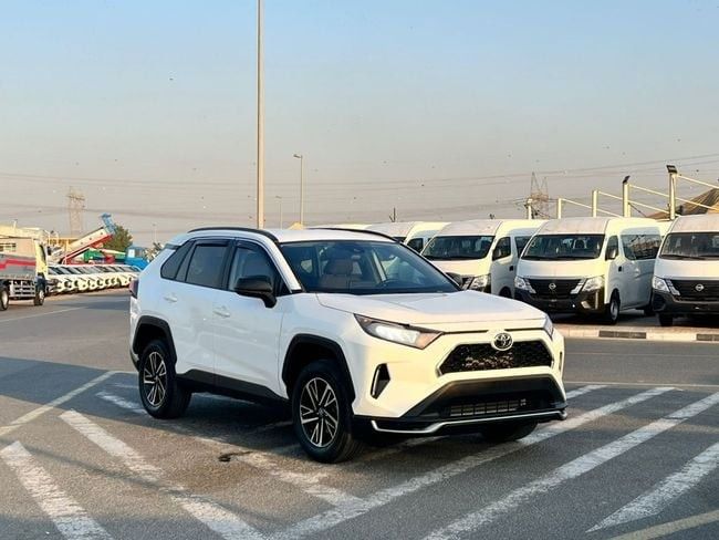 Подержанный Toyota RAV4 V (XA50), 2.5 л, 2021 в Дубае от SIKANDAR MOTORS Белый цвет. Американская | AUTO.AE
