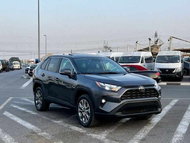 مستعملة Toyota RAV4 V (XA50), 2.5 l, 2023 في في دبي من SIKANDAR MOTORS، اللون رمادي. المواصفات الأمريكية | AUTO.AE